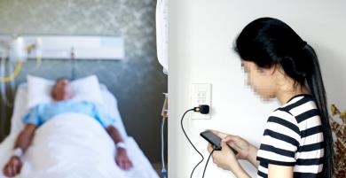 CẠN LỜI Cháu gái tháo dây ống thở của ông nội để… sạc iPhone CẠN LỜI Cháu gái tháo dây ống thở của ông nội để… sạc iPhone